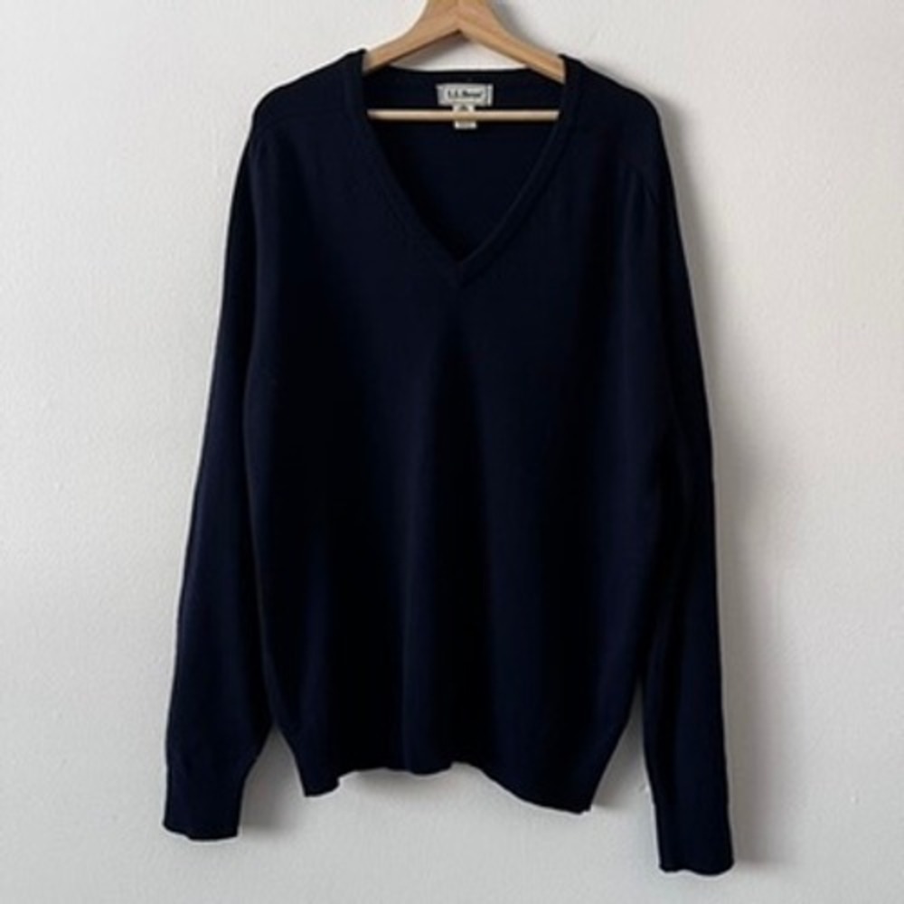 LL Bean Vintage 100% Lambswool V-Neck Sweater in Navy  size‎ large
